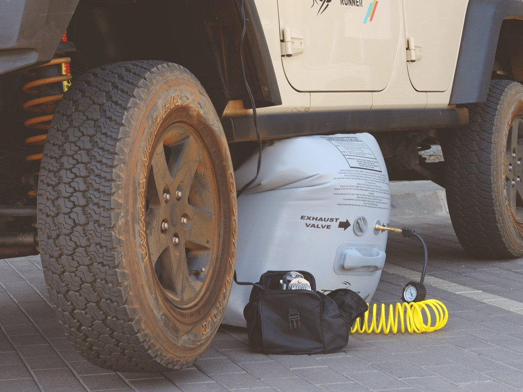 Aircrane 2 Ton Air Jack - Front Runner 1