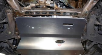 Moottorin, Jäähdyttimen, Etutasauspyörästön Ja Ohjausvaihteen Pohjapanssari. 1