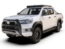 Toyota Hilux (2022-nykyinen) Slimsport Roof Rack Kit Lightbar valmis - Front Runner